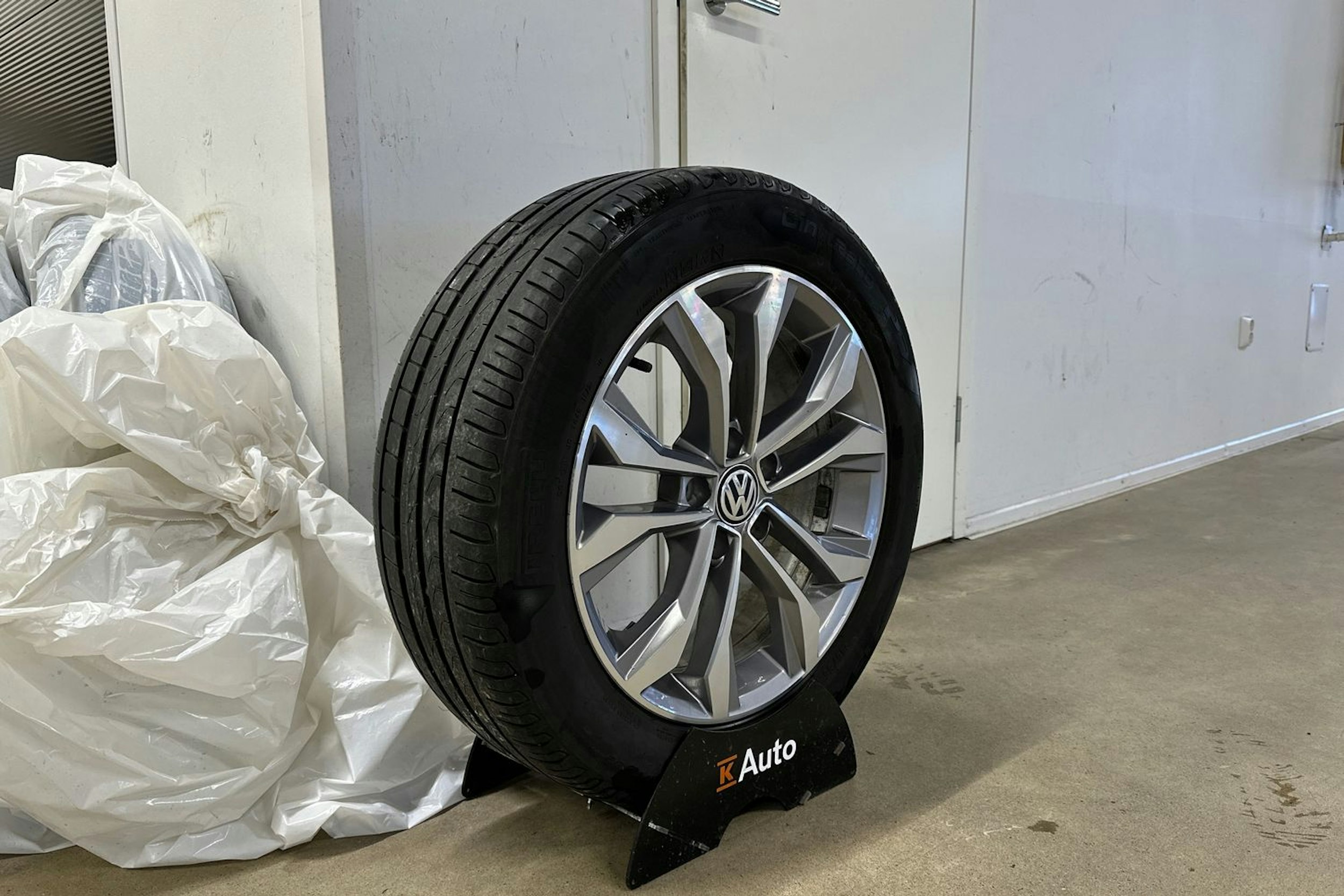 valkoinen Volkswagen Passat 2020 kuva 13.