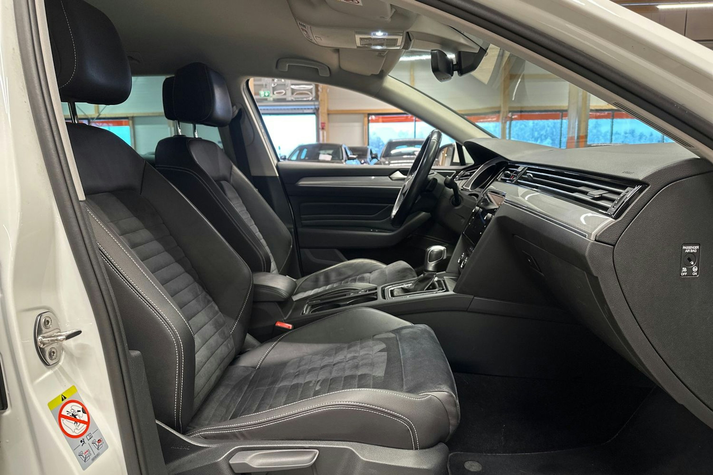 valkoinen Volkswagen Passat 2020 kuva 14.