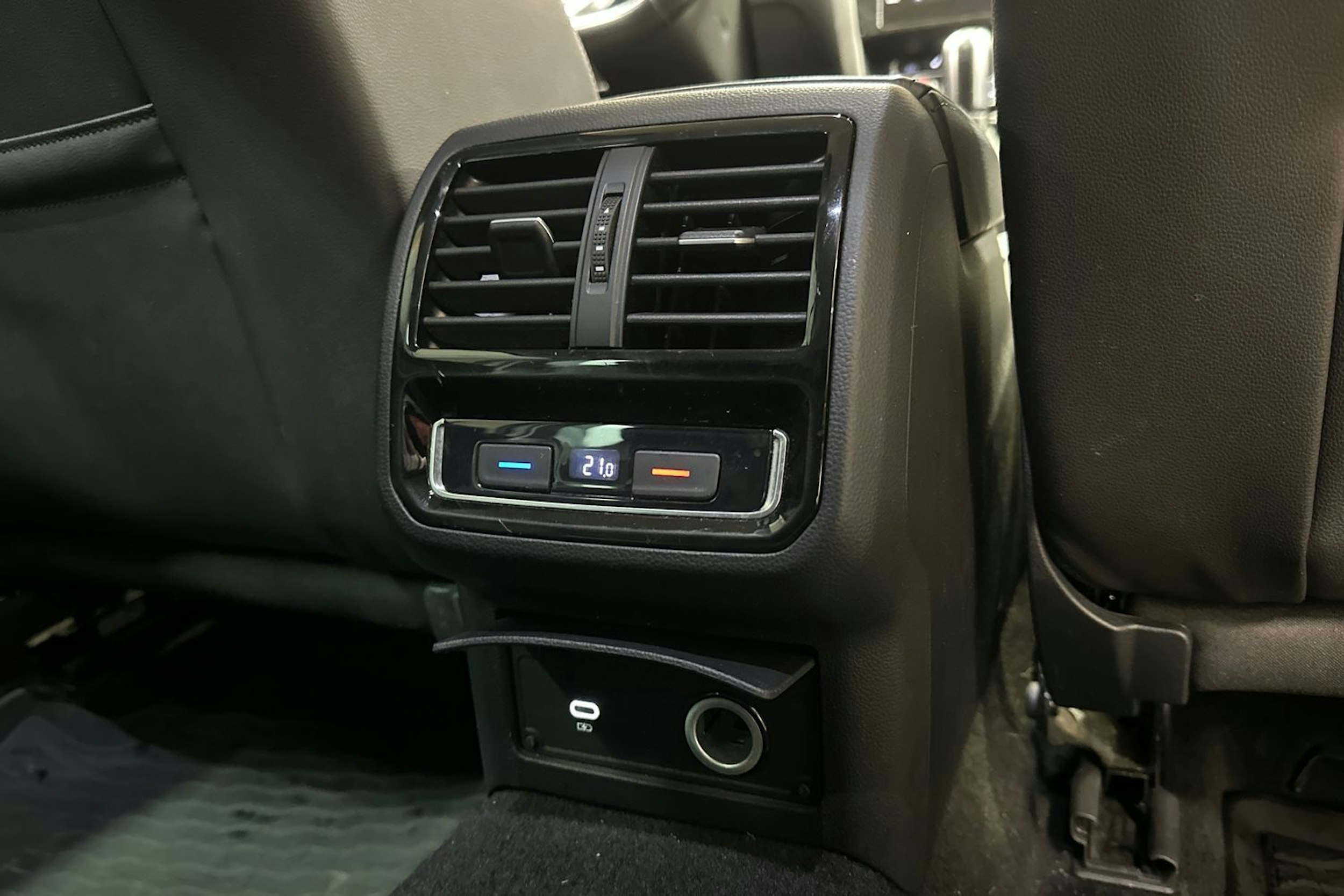 valkoinen Volkswagen Passat 2020 kuva 15.