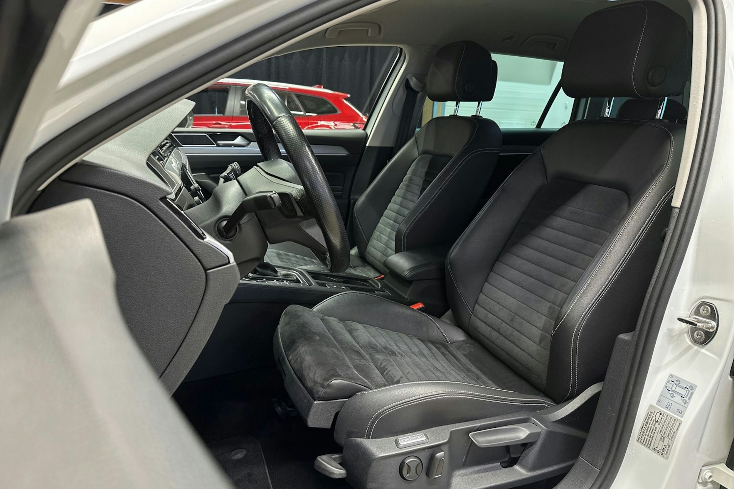 valkoinen Volkswagen Passat 2020 kuva 16.