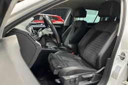 valkoinen Volkswagen Passat 2020 kuva 16.