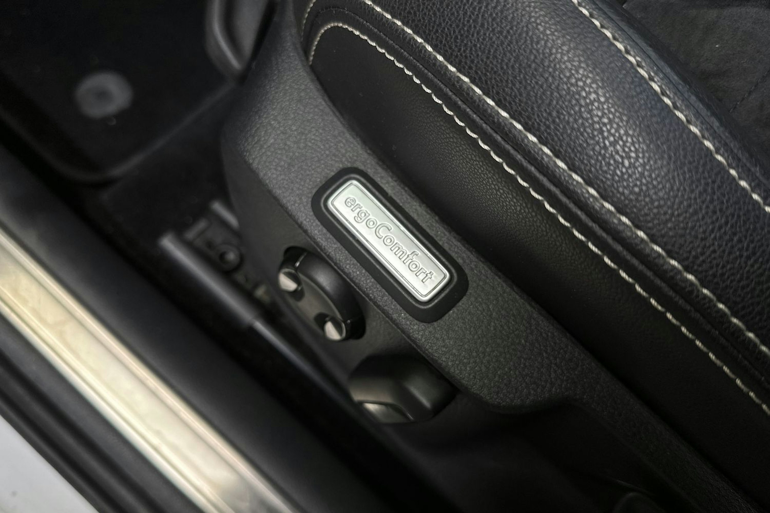 valkoinen Volkswagen Passat 2020 kuva 17.