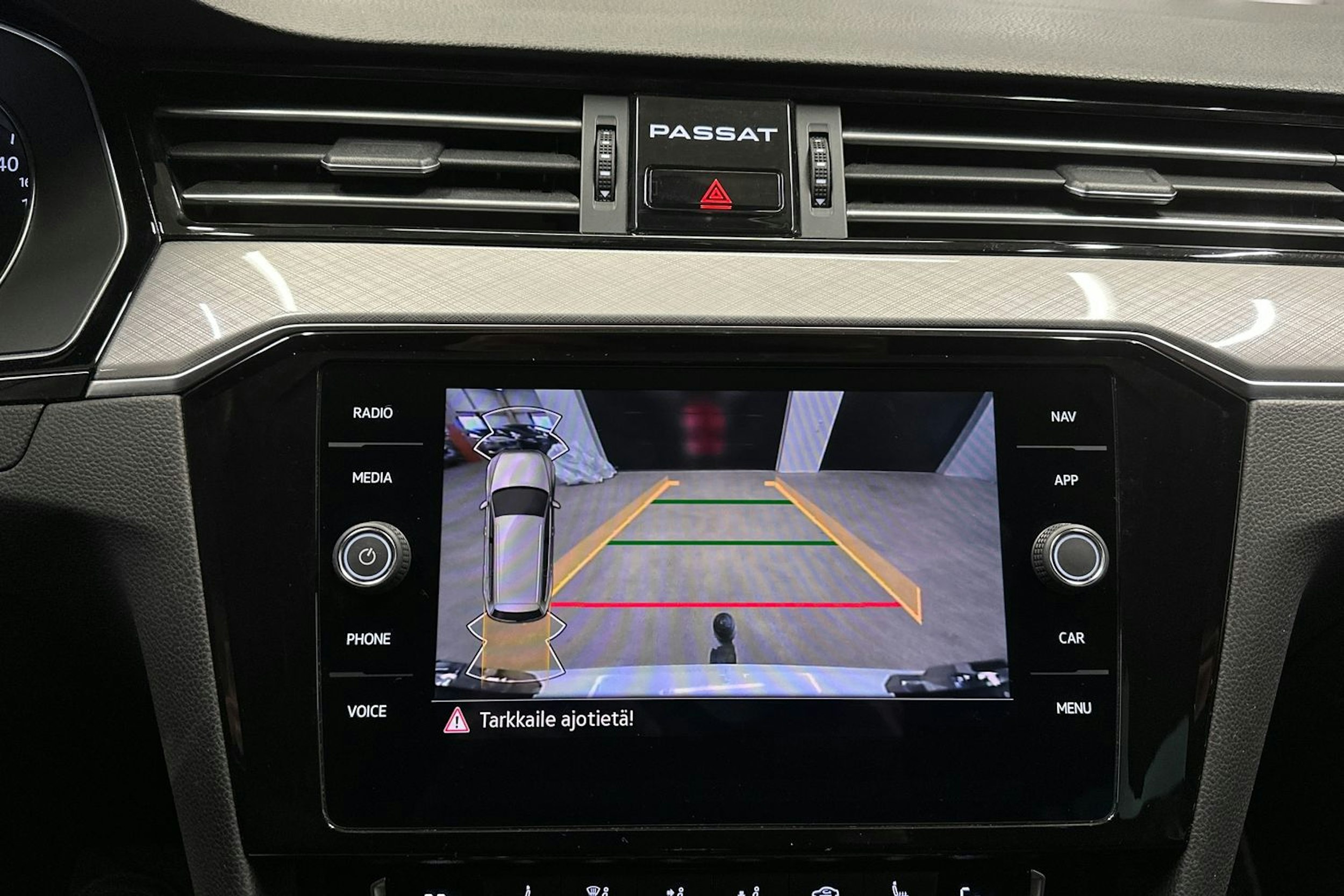 valkoinen Volkswagen Passat 2020 kuva 19.