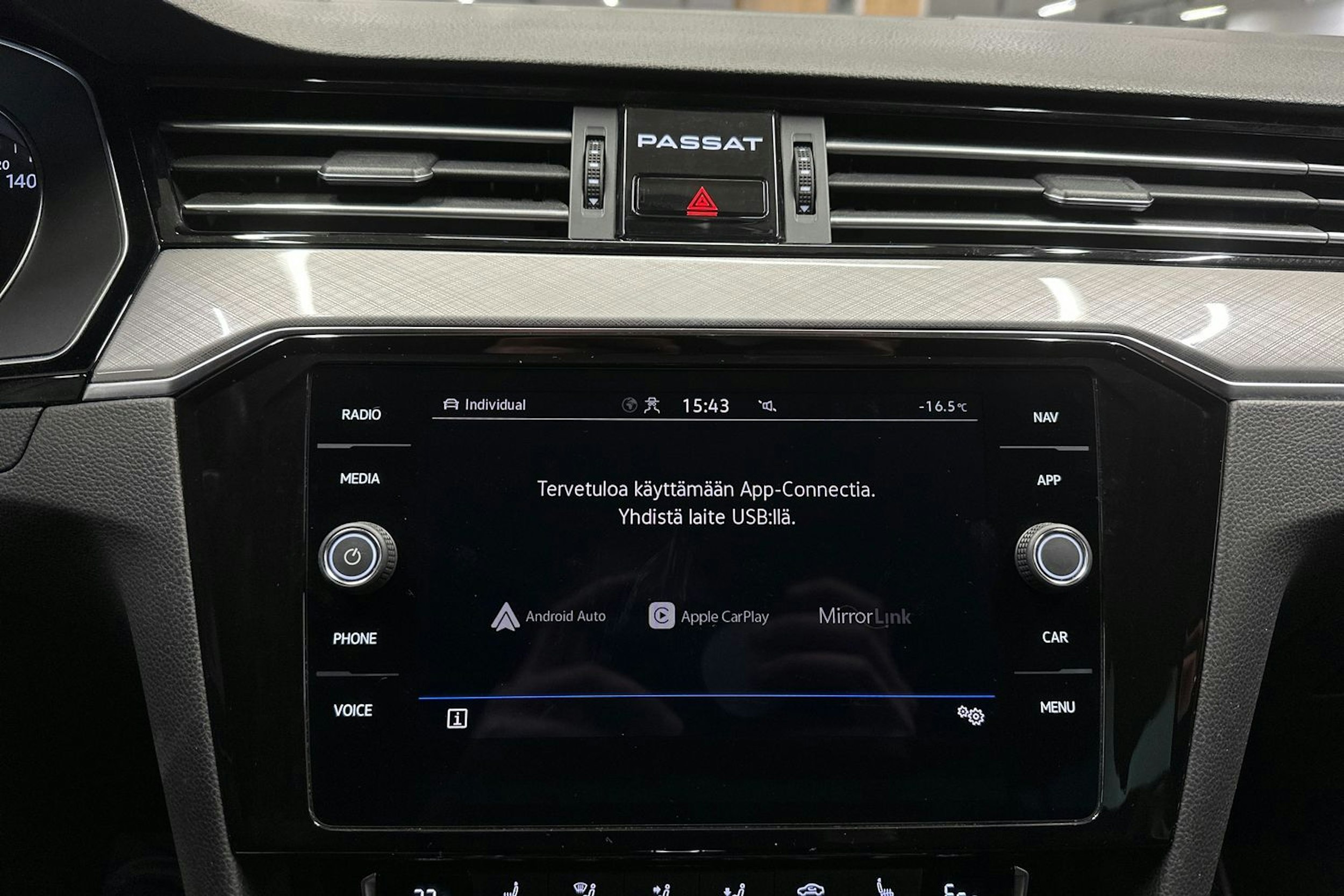 valkoinen Volkswagen Passat 2020 kuva 20.