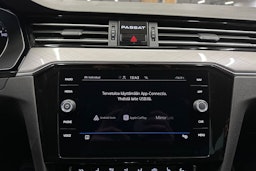 valkoinen Volkswagen Passat 2020 kuva 20.