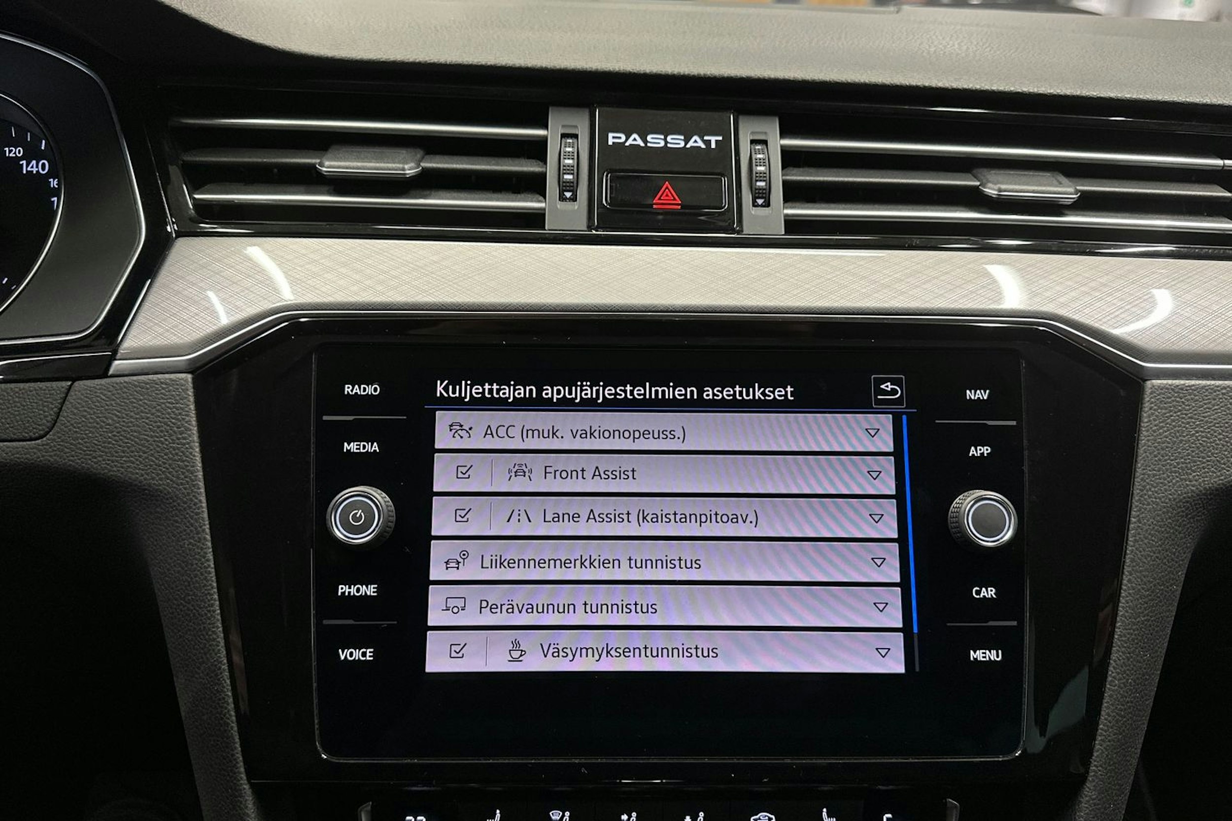 valkoinen Volkswagen Passat 2020 kuva 21.