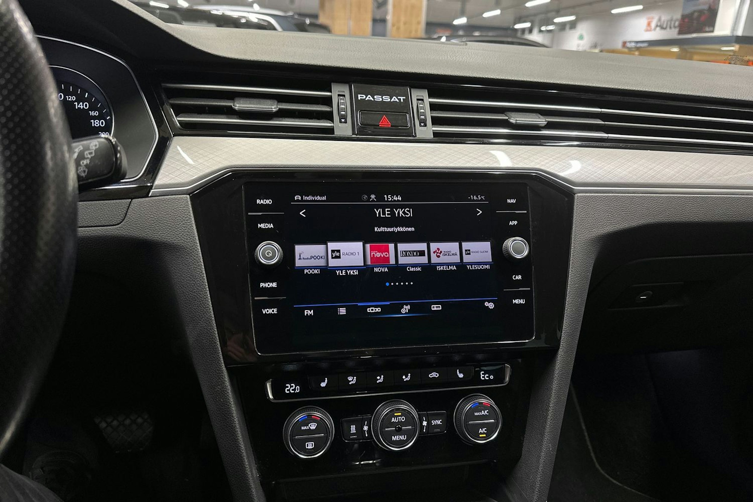 valkoinen Volkswagen Passat 2020 kuva 22.