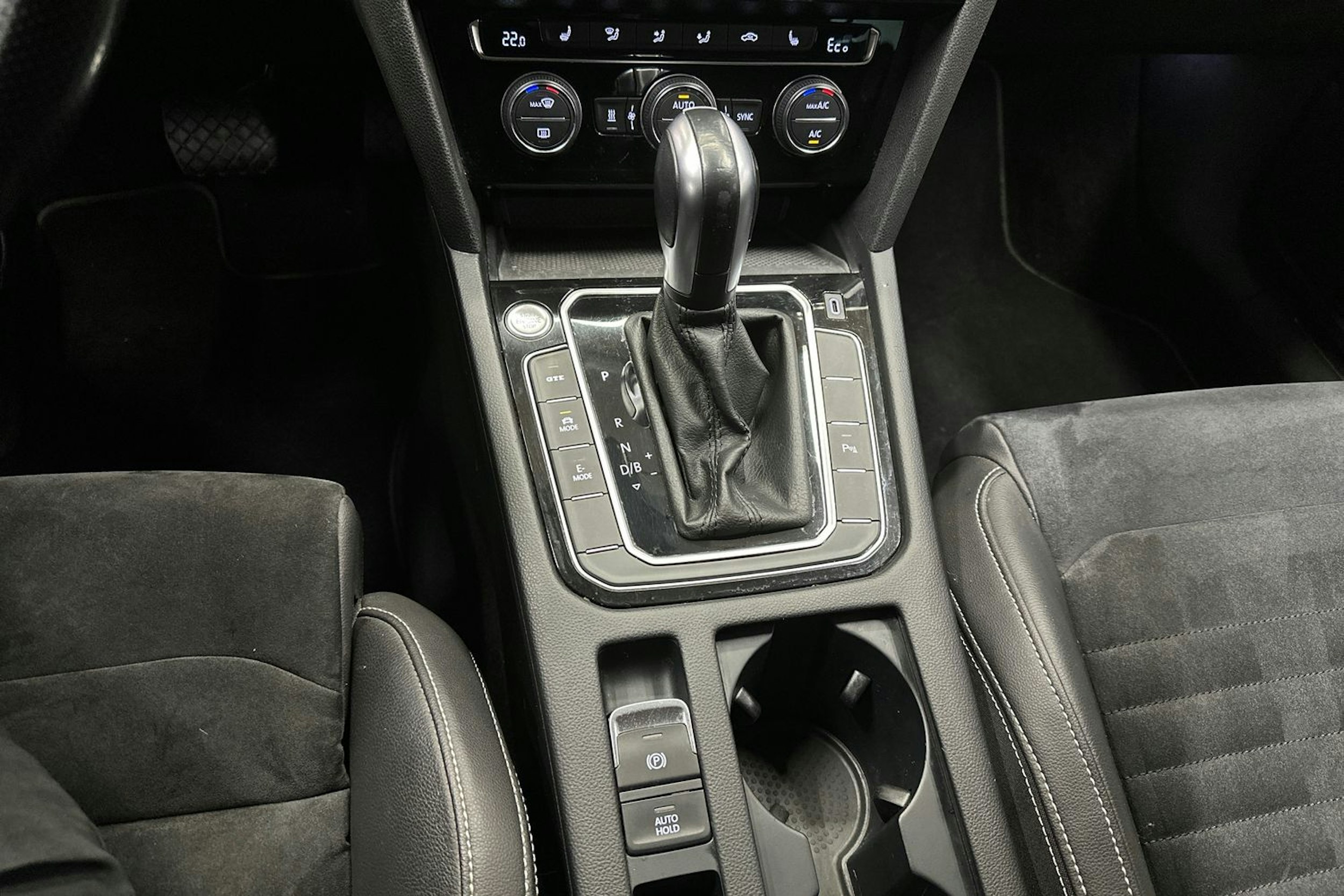 valkoinen Volkswagen Passat 2020 kuva 23.