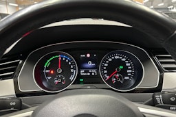 valkoinen Volkswagen Passat 2020 kuva 25.