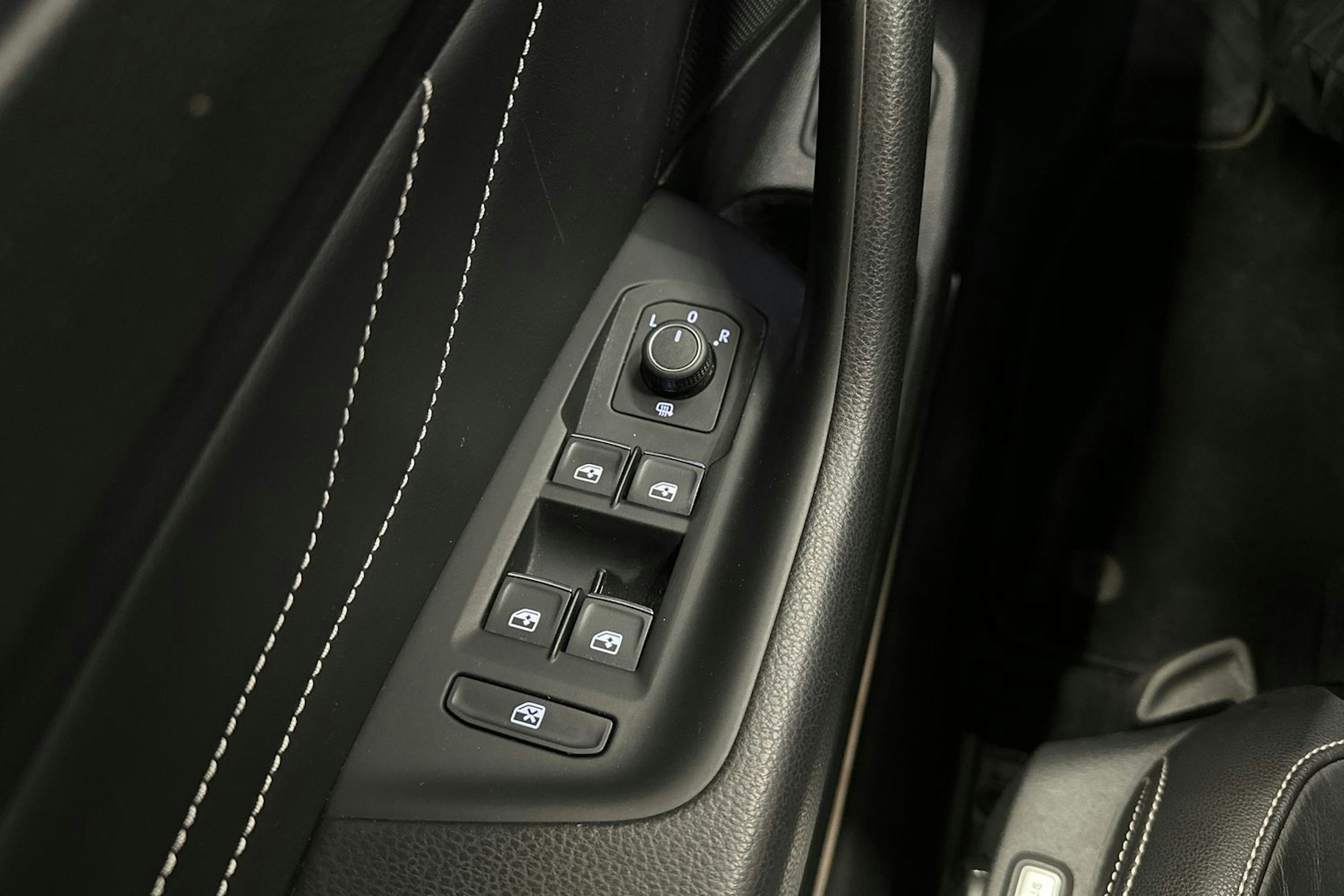 valkoinen Volkswagen Passat 2020 kuva 28.