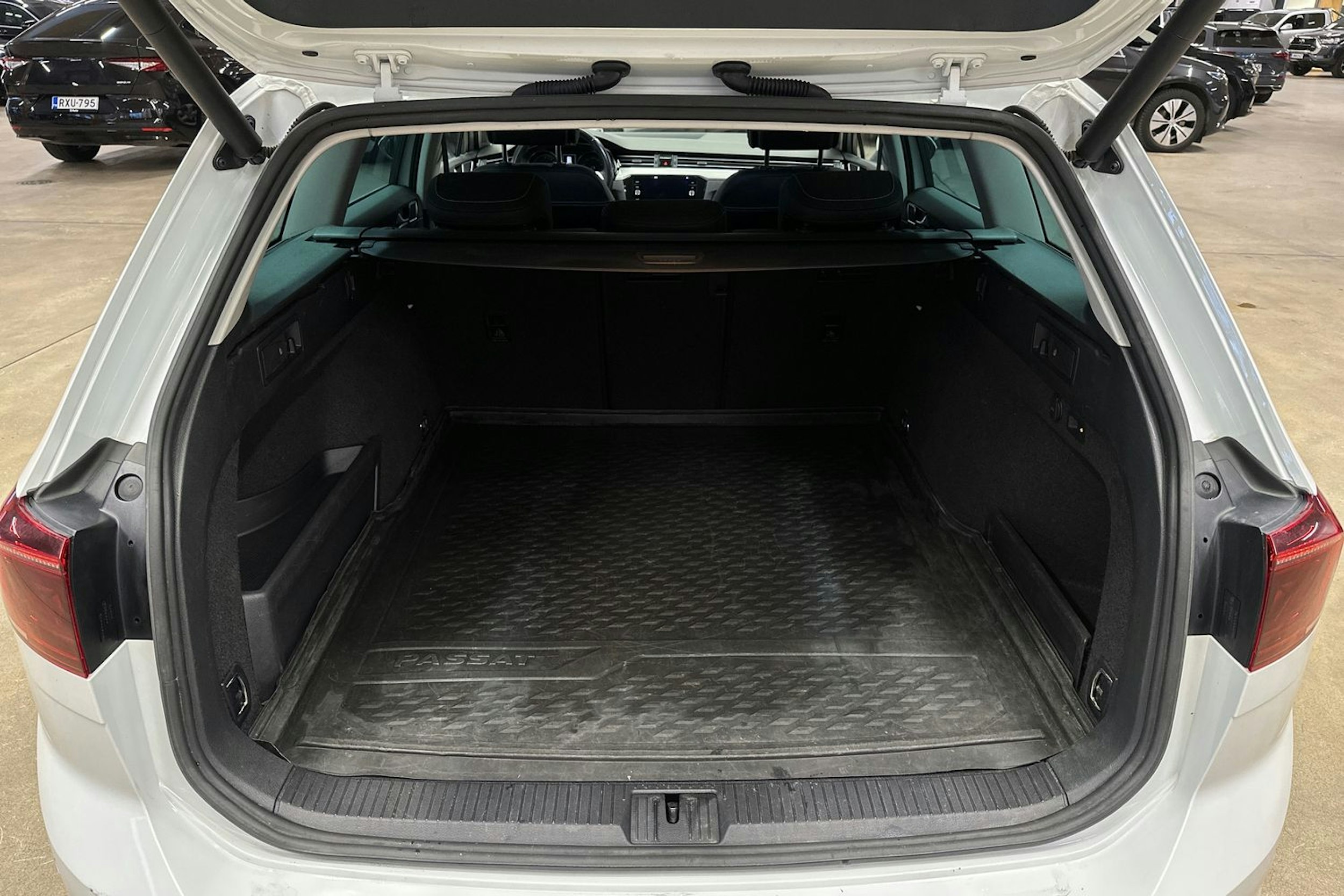 valkoinen Volkswagen Passat 2020 kuva 29.