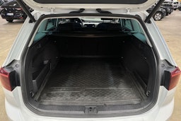 valkoinen Volkswagen Passat 2020 kuva 29.