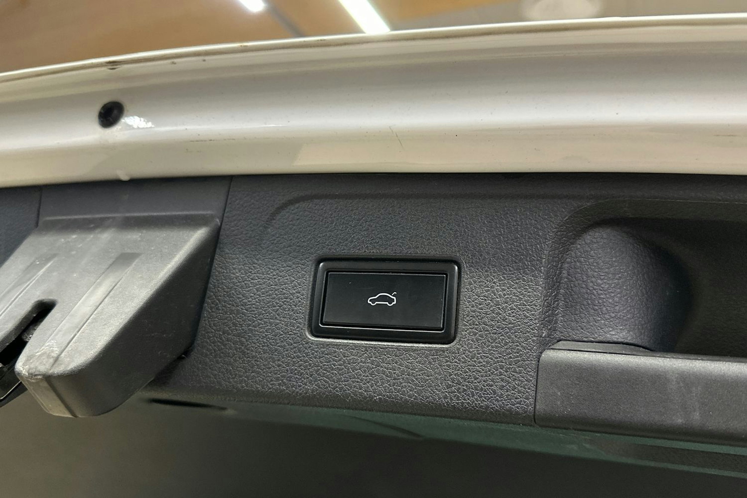 valkoinen Volkswagen Passat 2020 kuva 30.