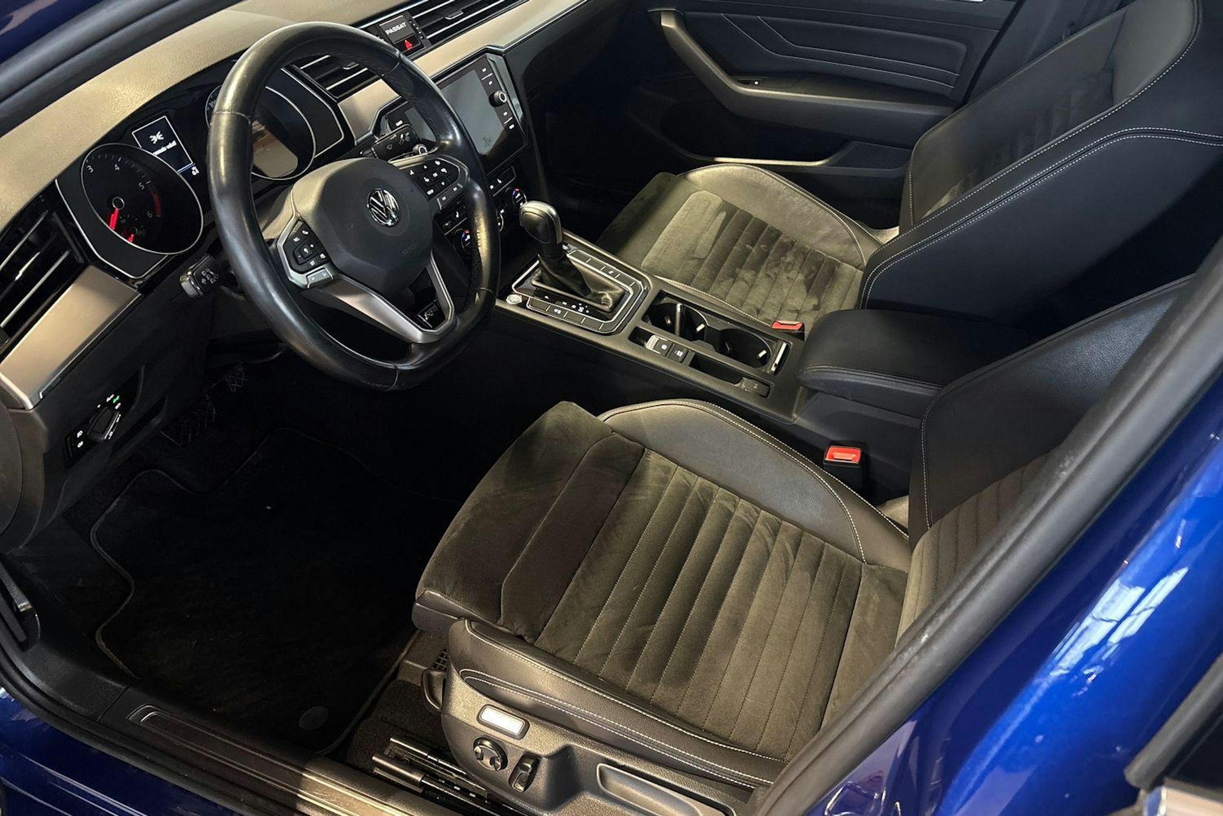 Sininen Volkswagen PASSAT 2020 kuva 7.