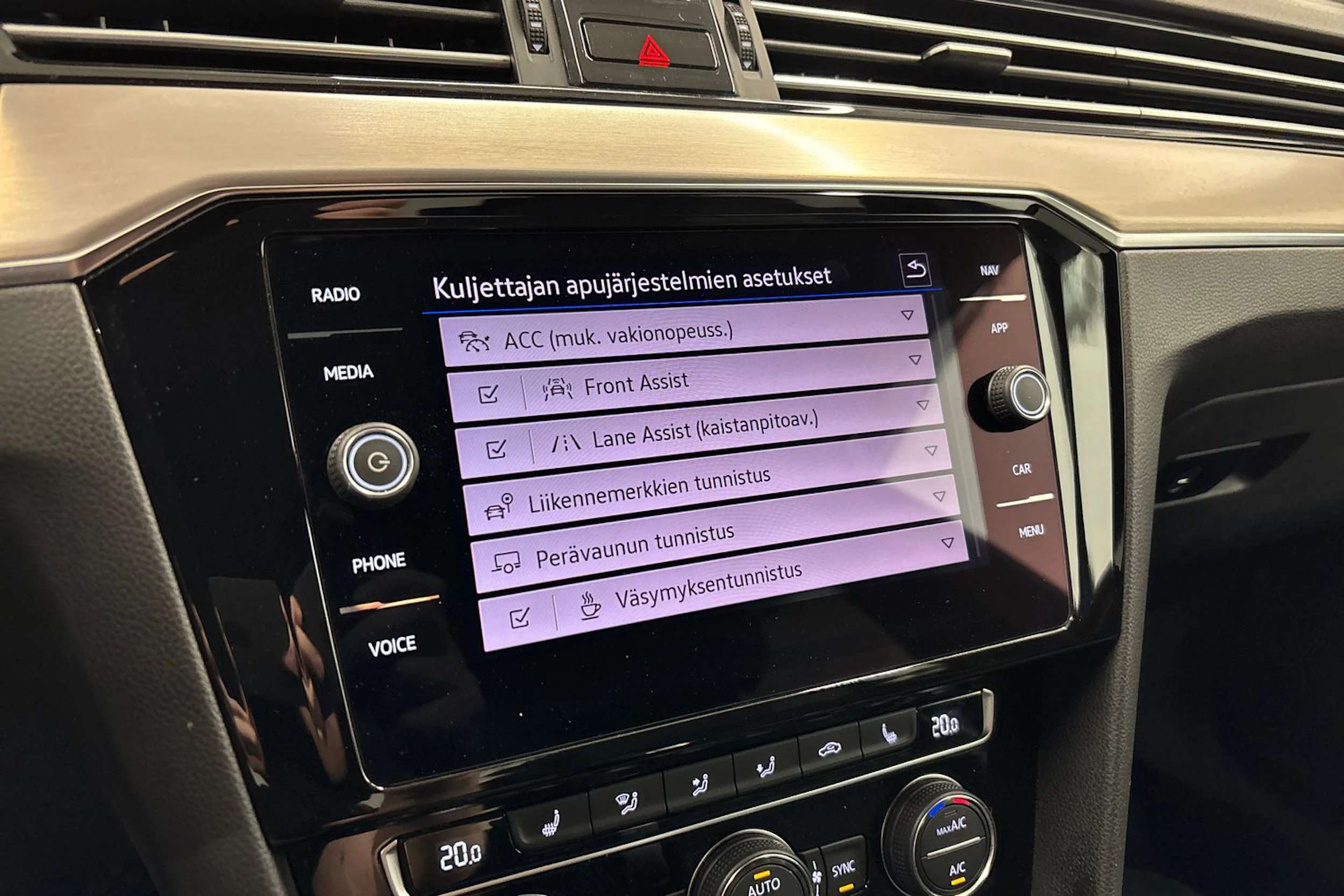 Sininen Volkswagen Passat 2020 kuva 27.
