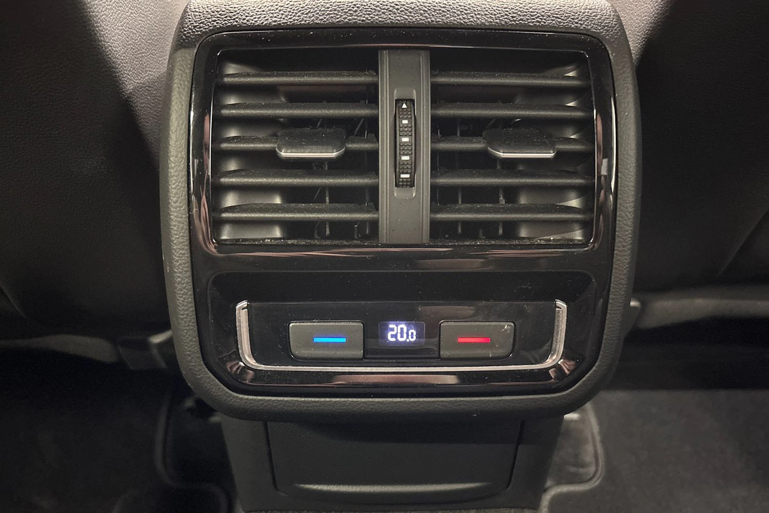 Sininen Volkswagen Passat 2020 kuva 29.