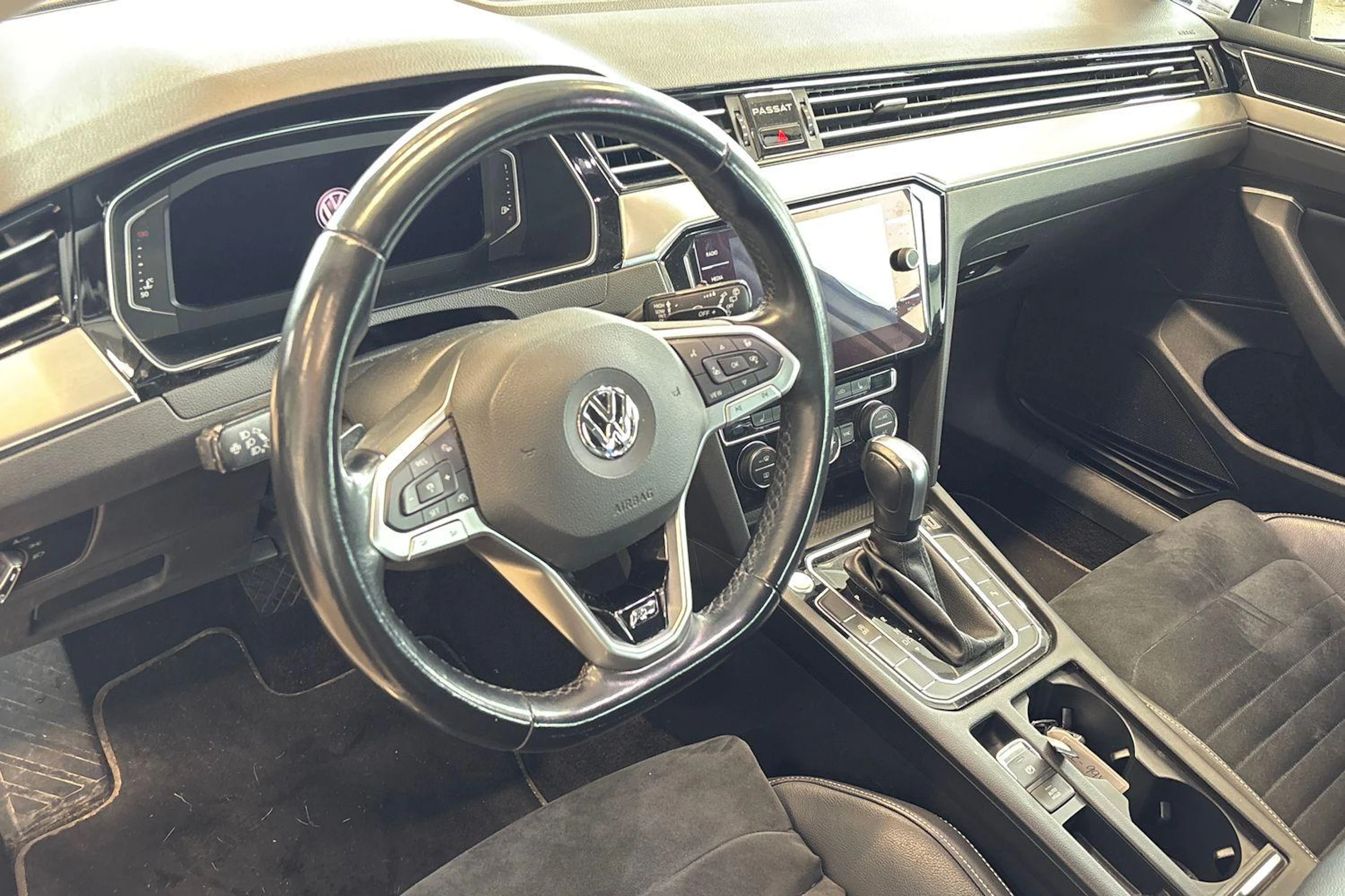 valkoinen Volkswagen Passat 2020 kuva 3.