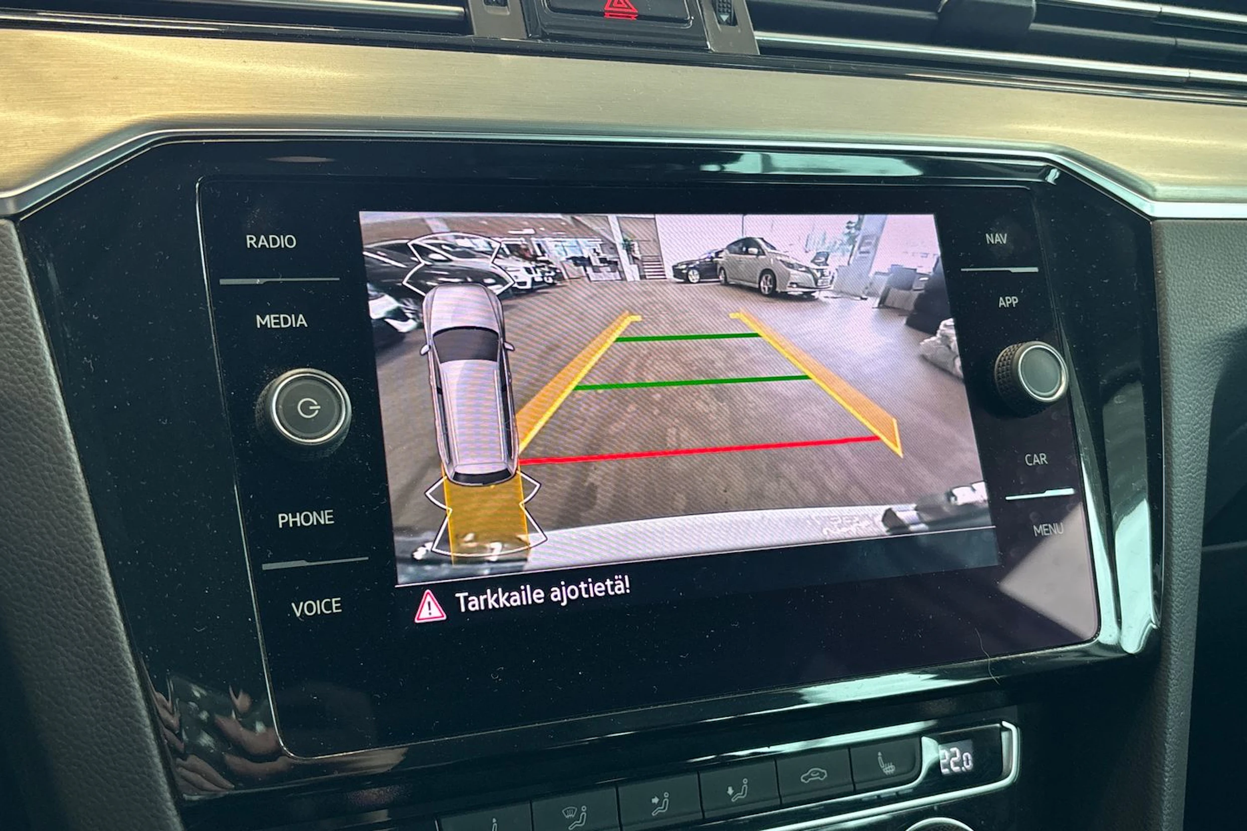 valkoinen Volkswagen Passat 2020 kuva 4.