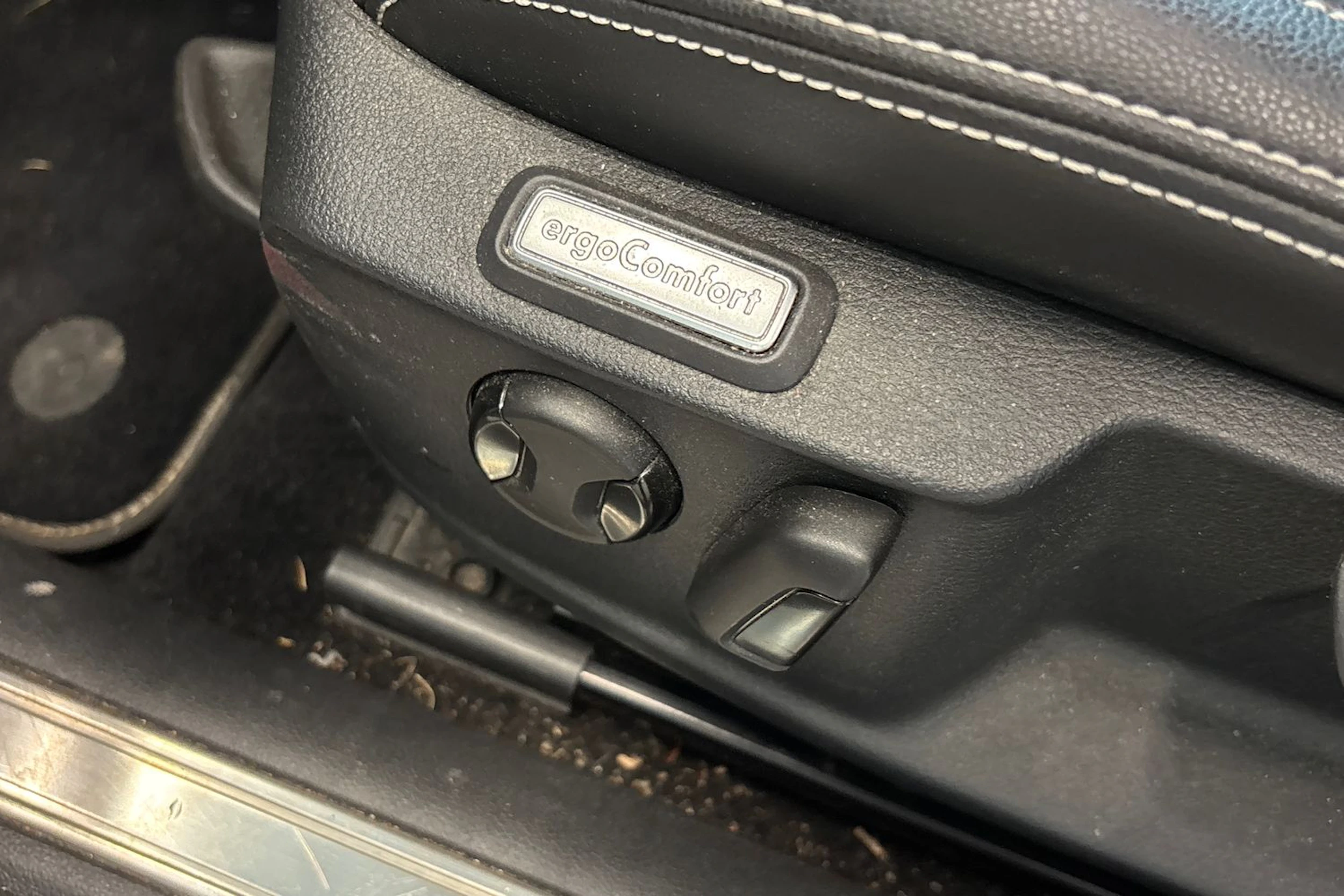 valkoinen Volkswagen Passat 2020 kuva 9.