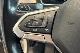 valkoinen Volkswagen Passat 2020 kuva 12.