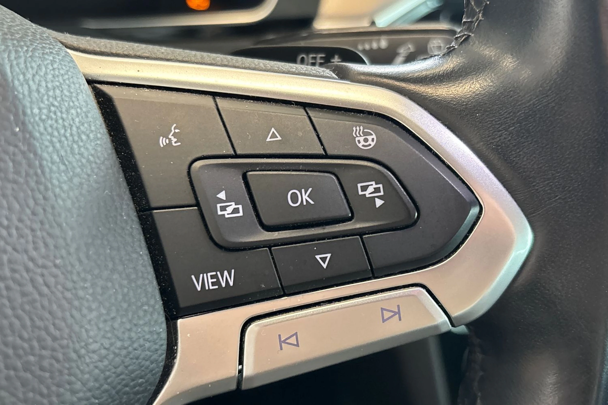 valkoinen Volkswagen Passat 2020 kuva 13.