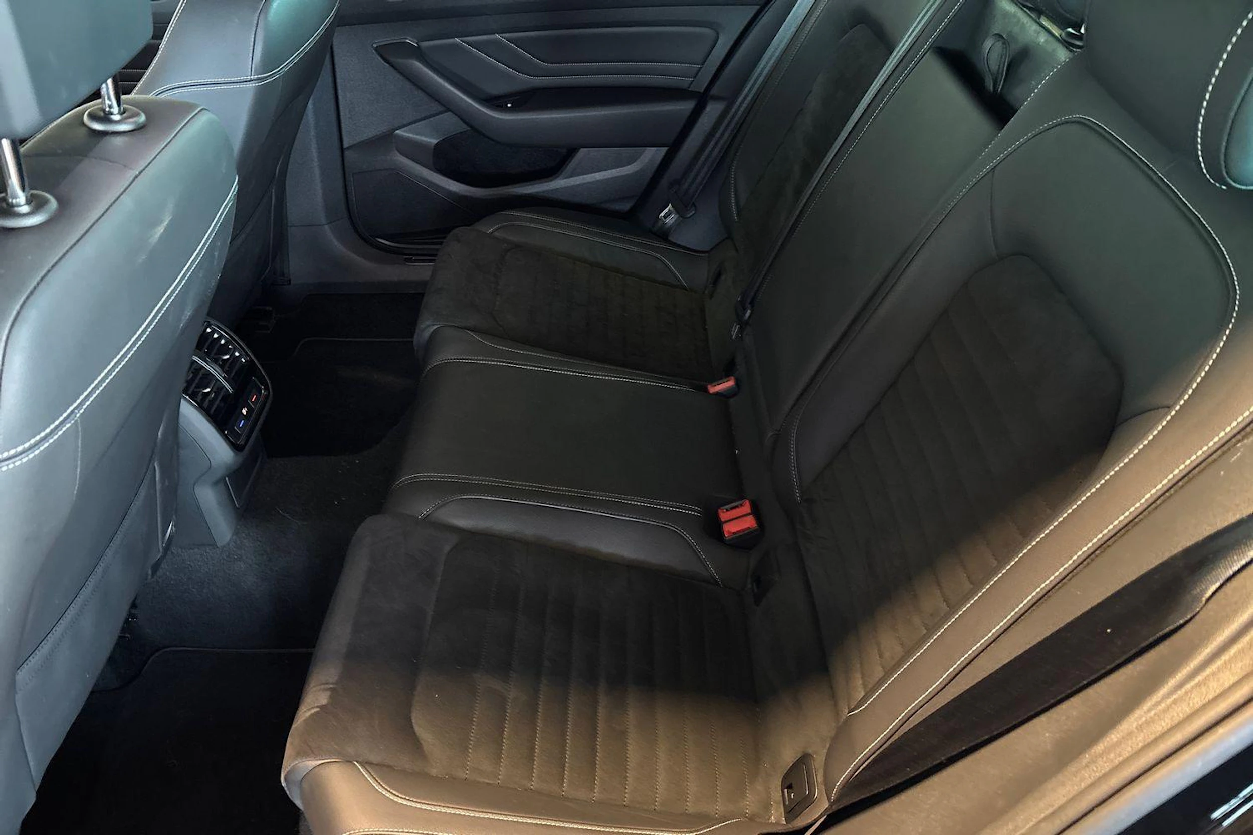 musta Volkswagen Passat 2020 kuva 8.