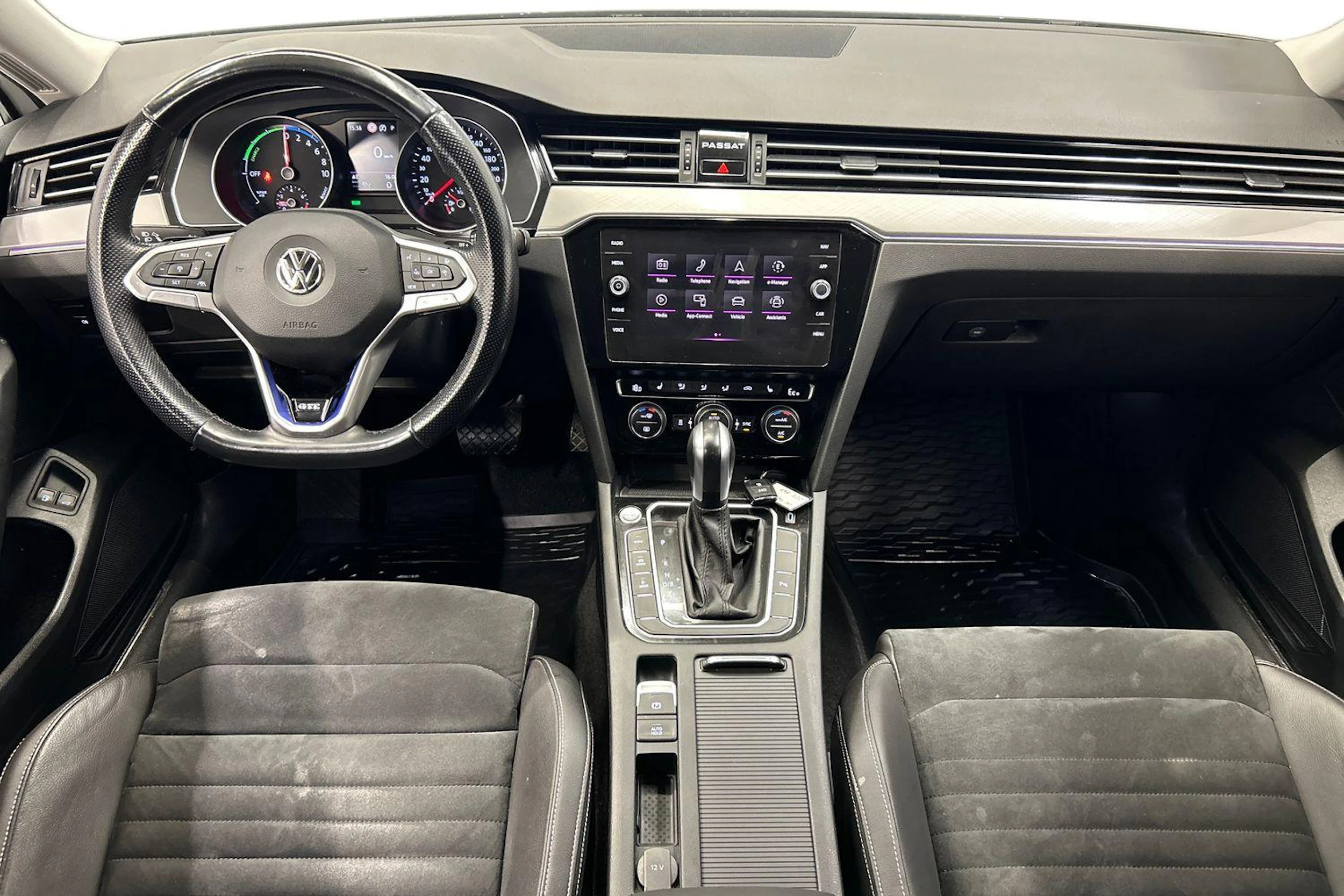 valkoinen Volkswagen Passat 2020 kuva 7.