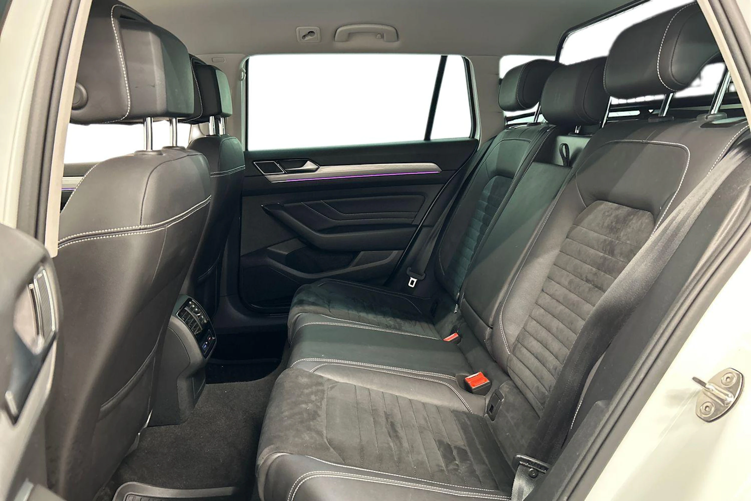 valkoinen Volkswagen Passat 2020 kuva 8.