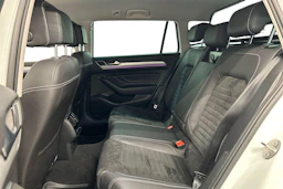 valkoinen Volkswagen Passat 2020 kuva 8.