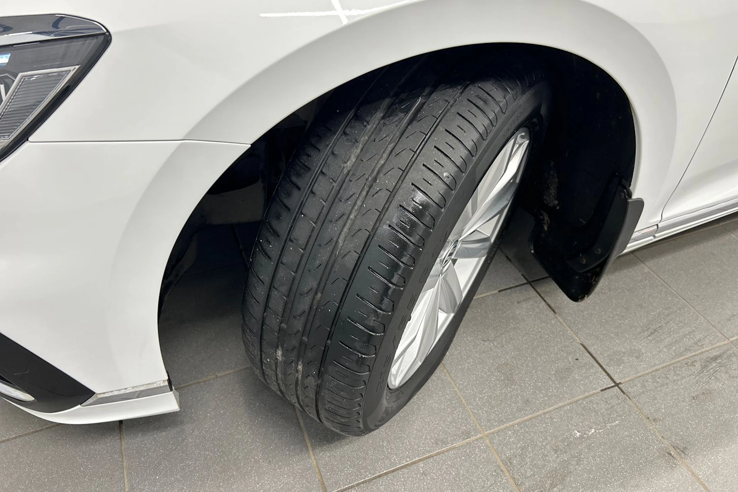 valkoinen Volkswagen Passat 2020 kuva 10.