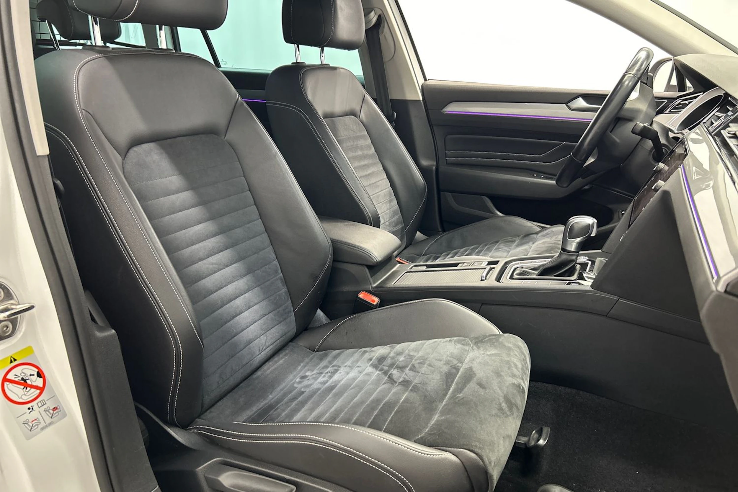valkoinen Volkswagen Passat 2020 kuva 11.