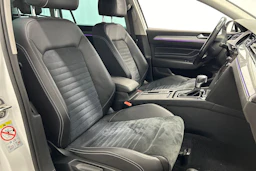 valkoinen Volkswagen Passat 2020 kuva 11.