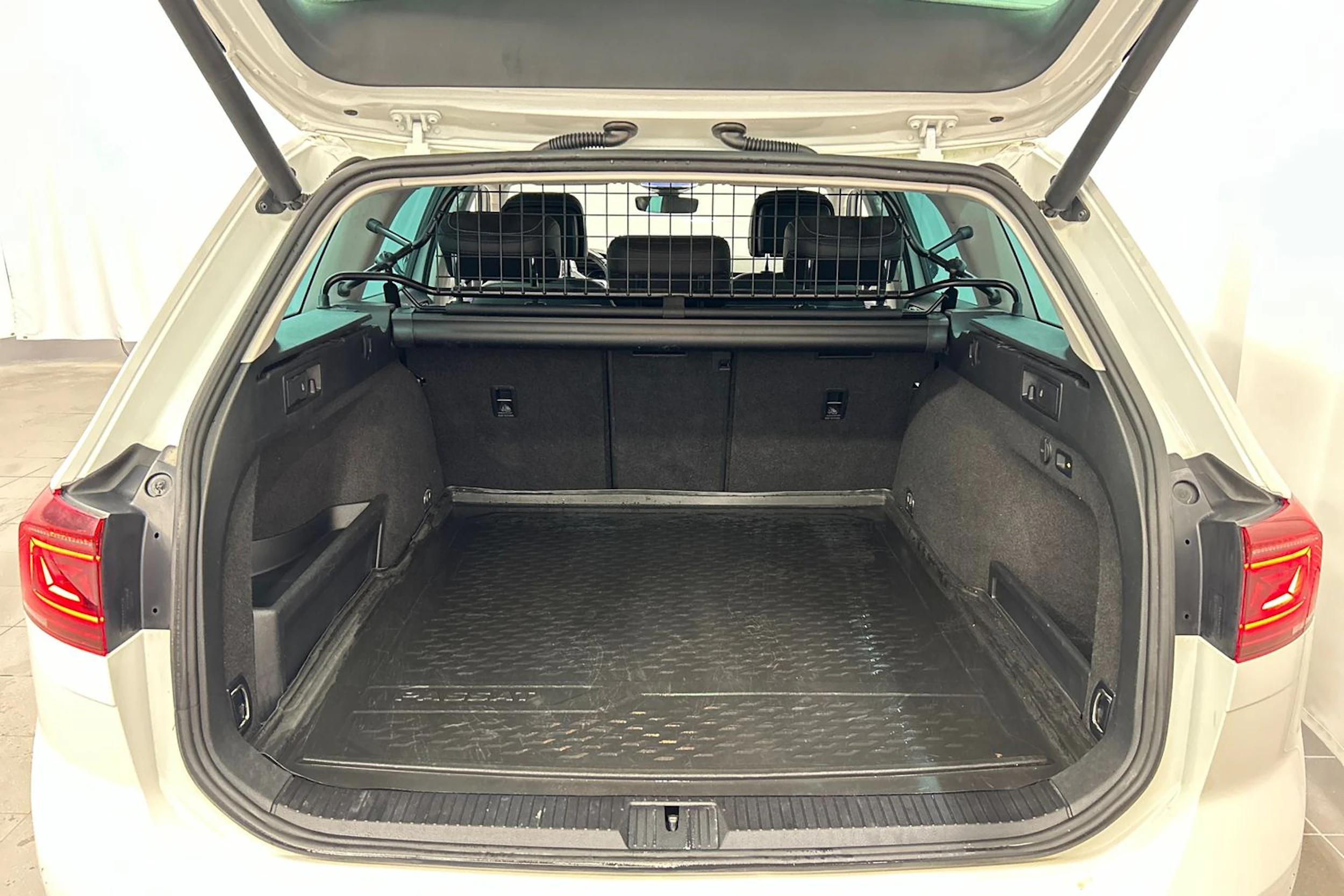 valkoinen Volkswagen Passat 2020 kuva 12.