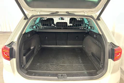 valkoinen Volkswagen Passat 2020 kuva 12.