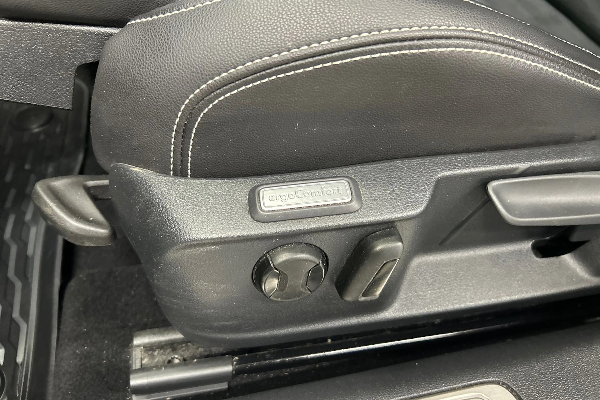 valkoinen Volkswagen Passat 2020 kuva 16.