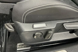 valkoinen Volkswagen Passat 2020 kuva 16.