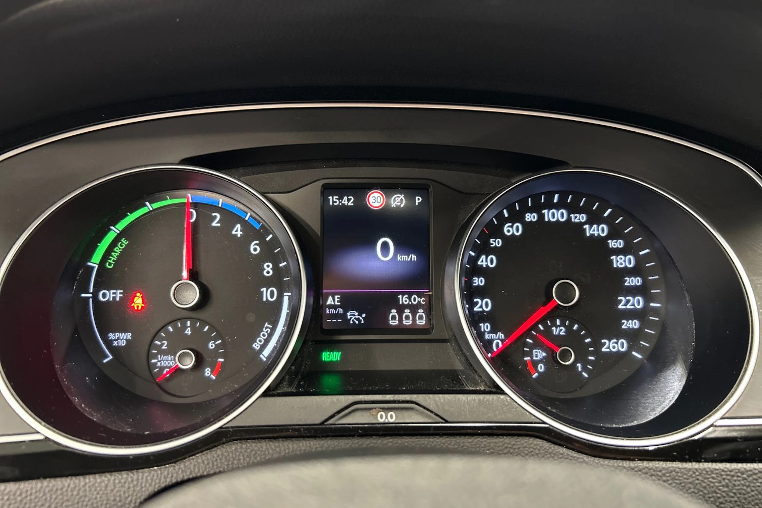 valkoinen Volkswagen Passat 2020 kuva 17.
