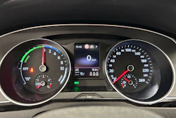 valkoinen Volkswagen Passat 2020 kuva 17.
