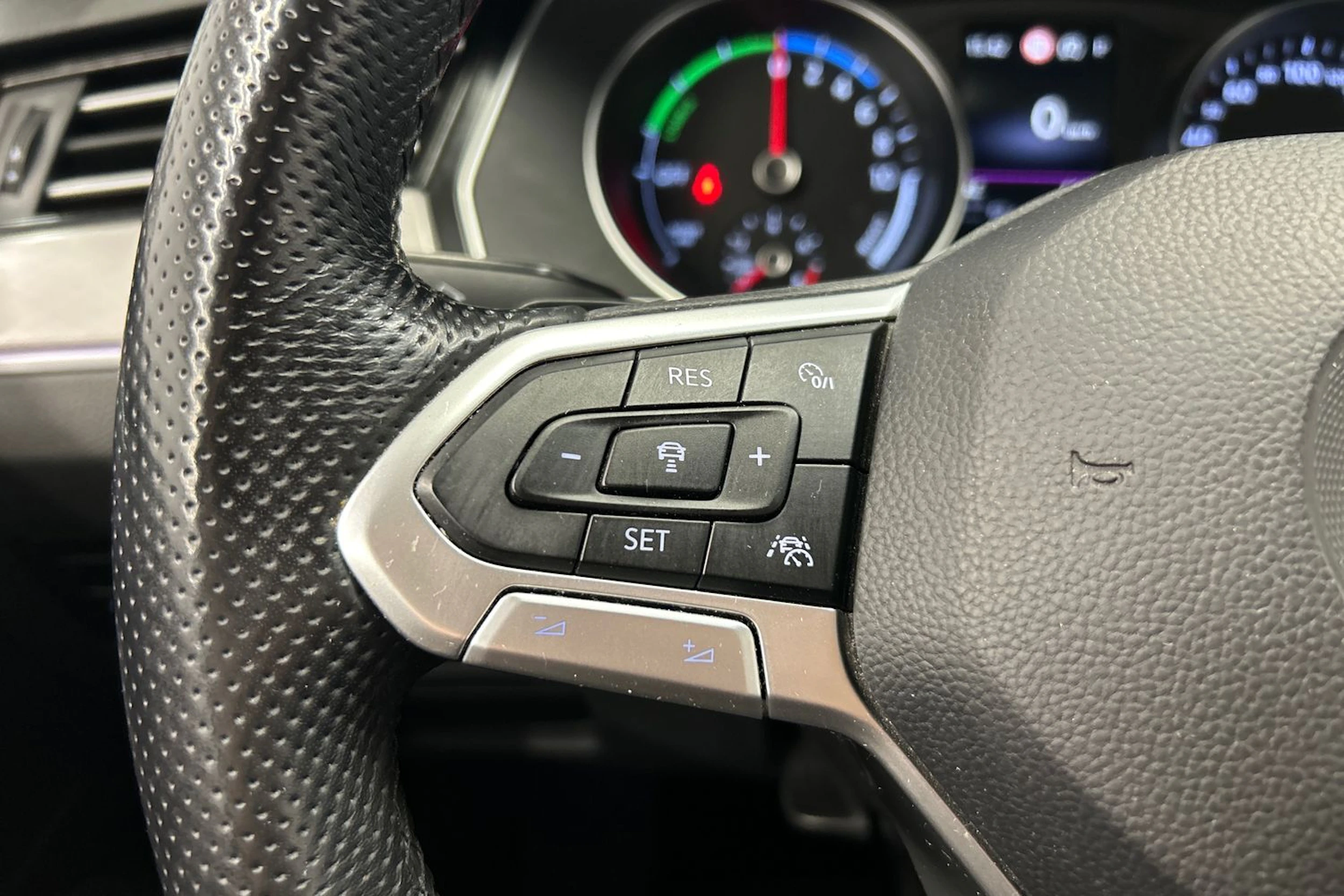 valkoinen Volkswagen Passat 2020 kuva 18.
