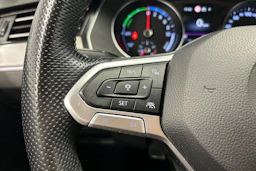 valkoinen Volkswagen Passat 2020 kuva 18.