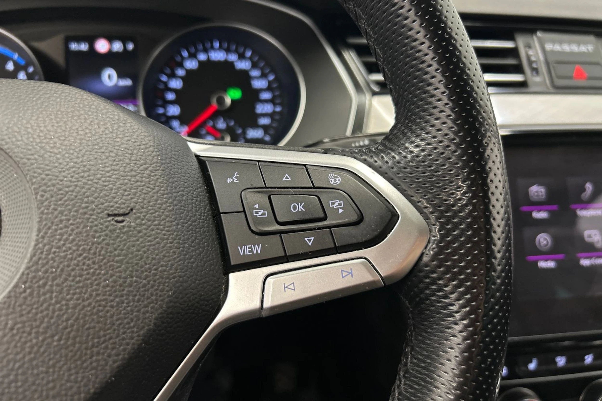 valkoinen Volkswagen Passat 2020 kuva 19.