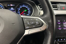 valkoinen Volkswagen Passat 2020 kuva 19.