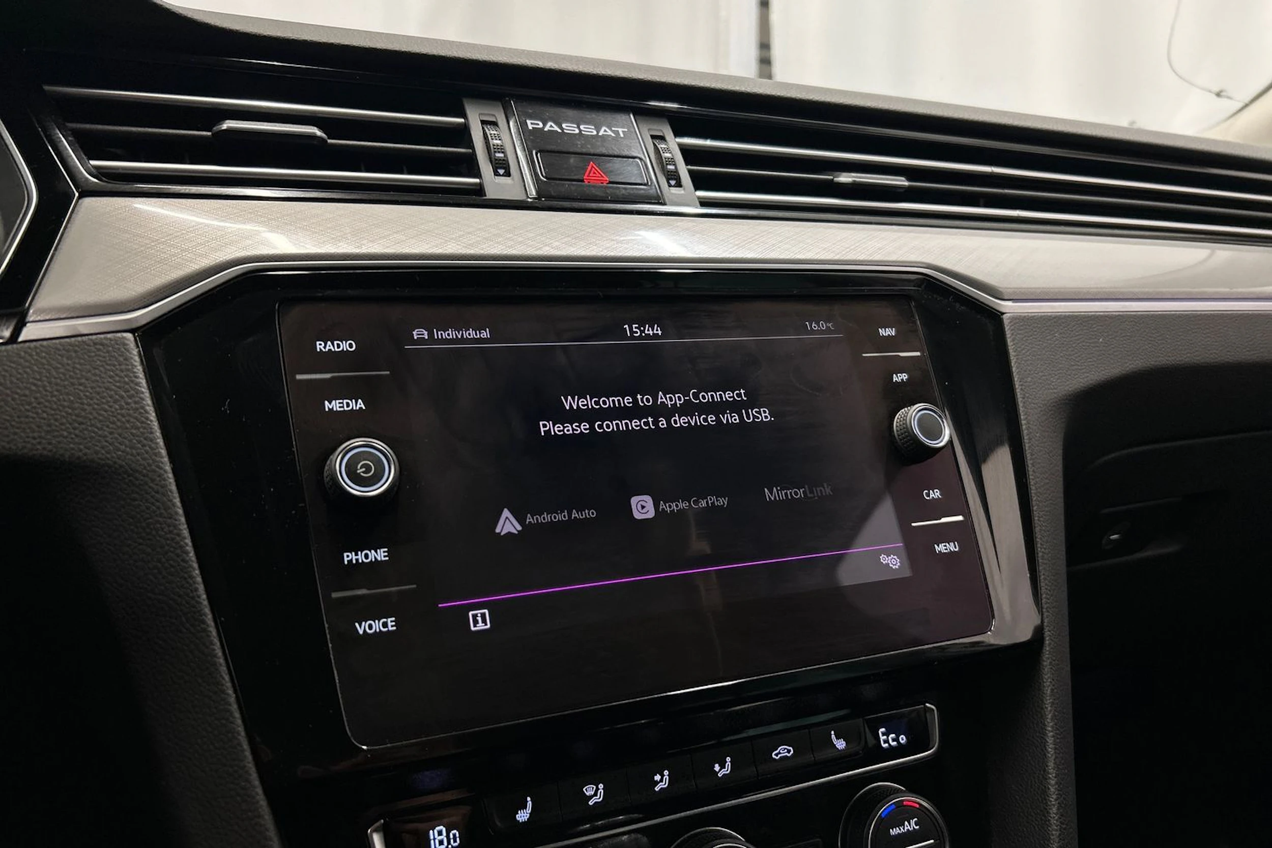 valkoinen Volkswagen Passat 2020 kuva 20.