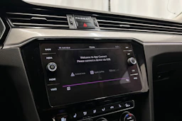 valkoinen Volkswagen Passat 2020 kuva 20.