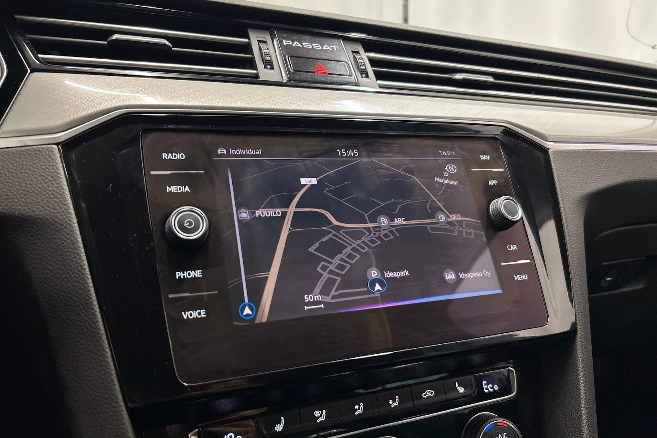 valkoinen Volkswagen Passat 2020 kuva 21.