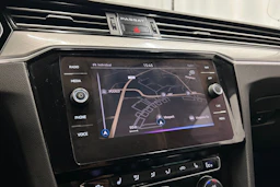 valkoinen Volkswagen Passat 2020 kuva 21.