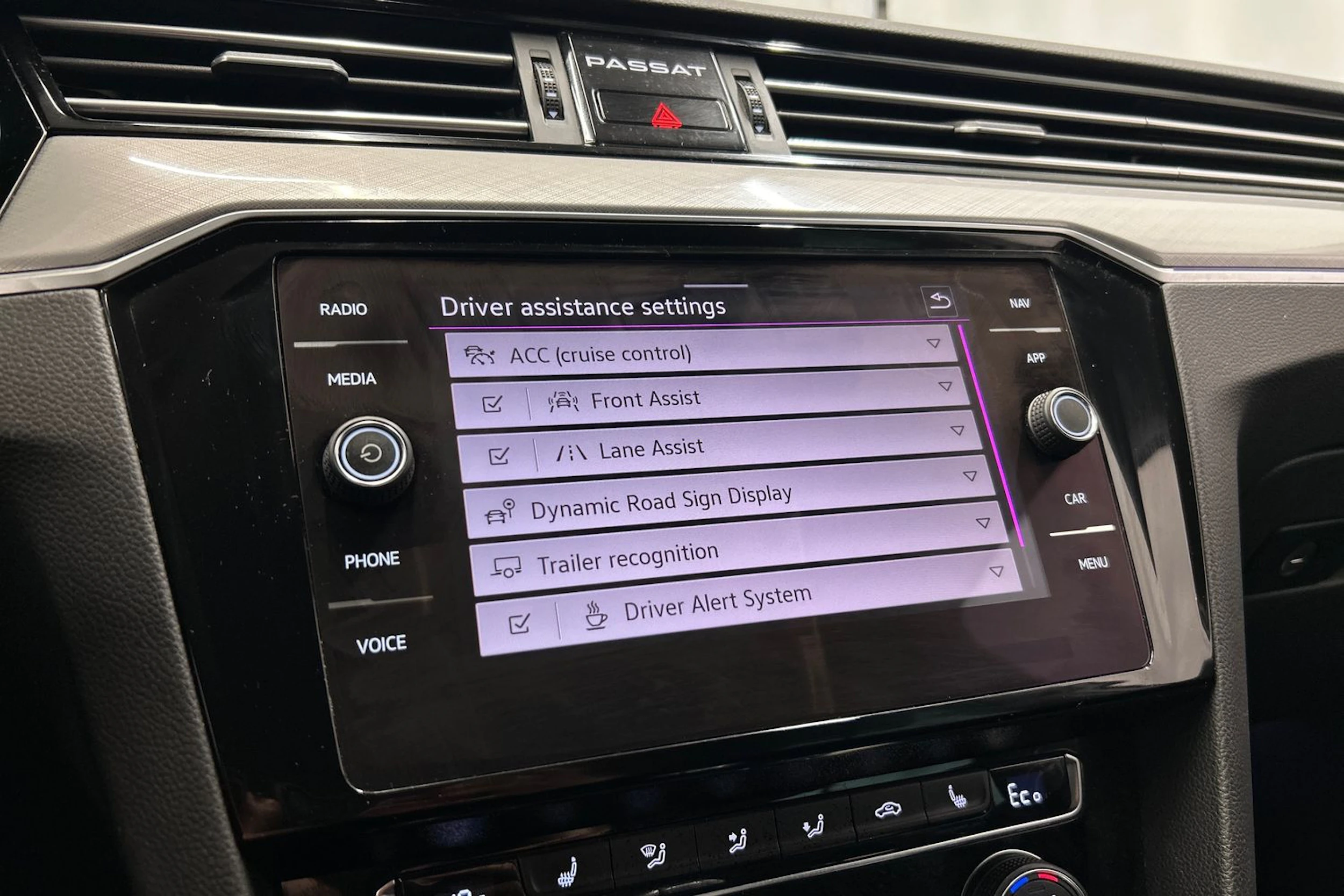 valkoinen Volkswagen Passat 2020 kuva 22.