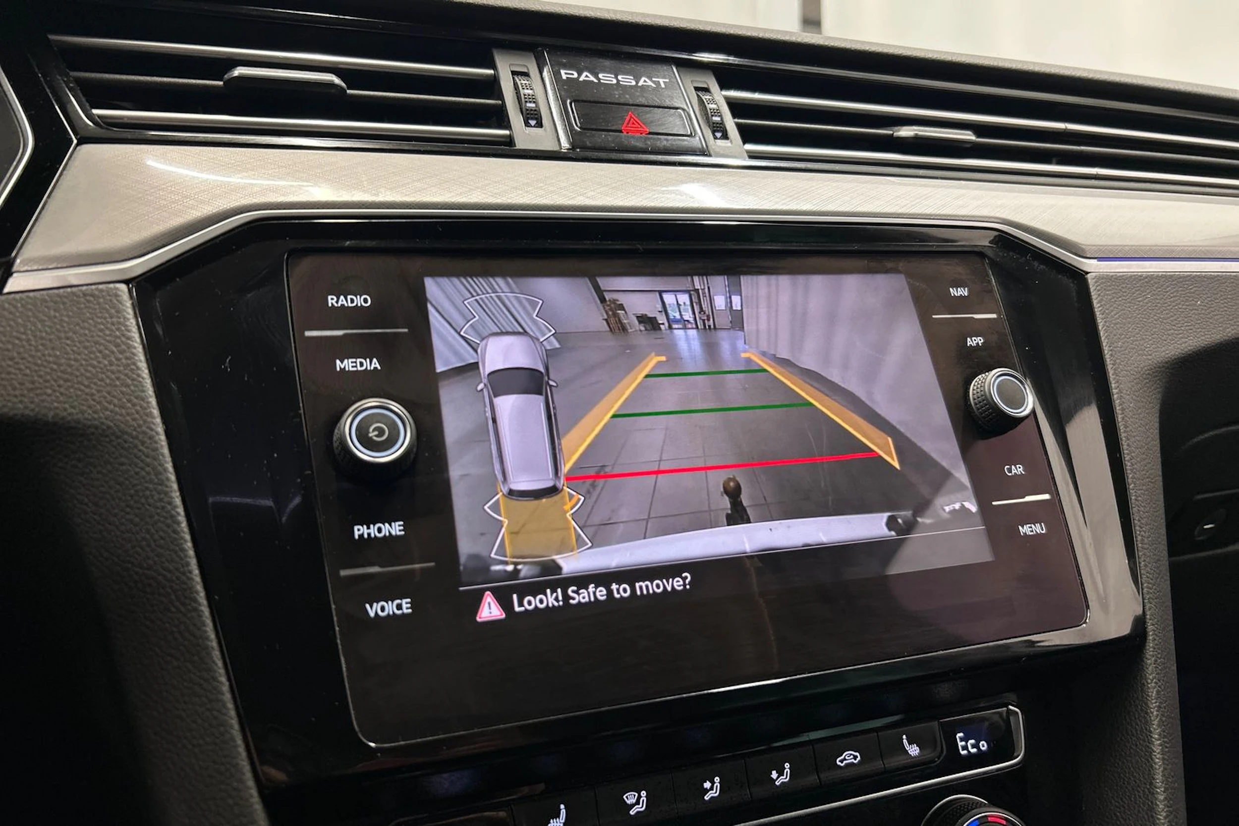 valkoinen Volkswagen Passat 2020 kuva 24.