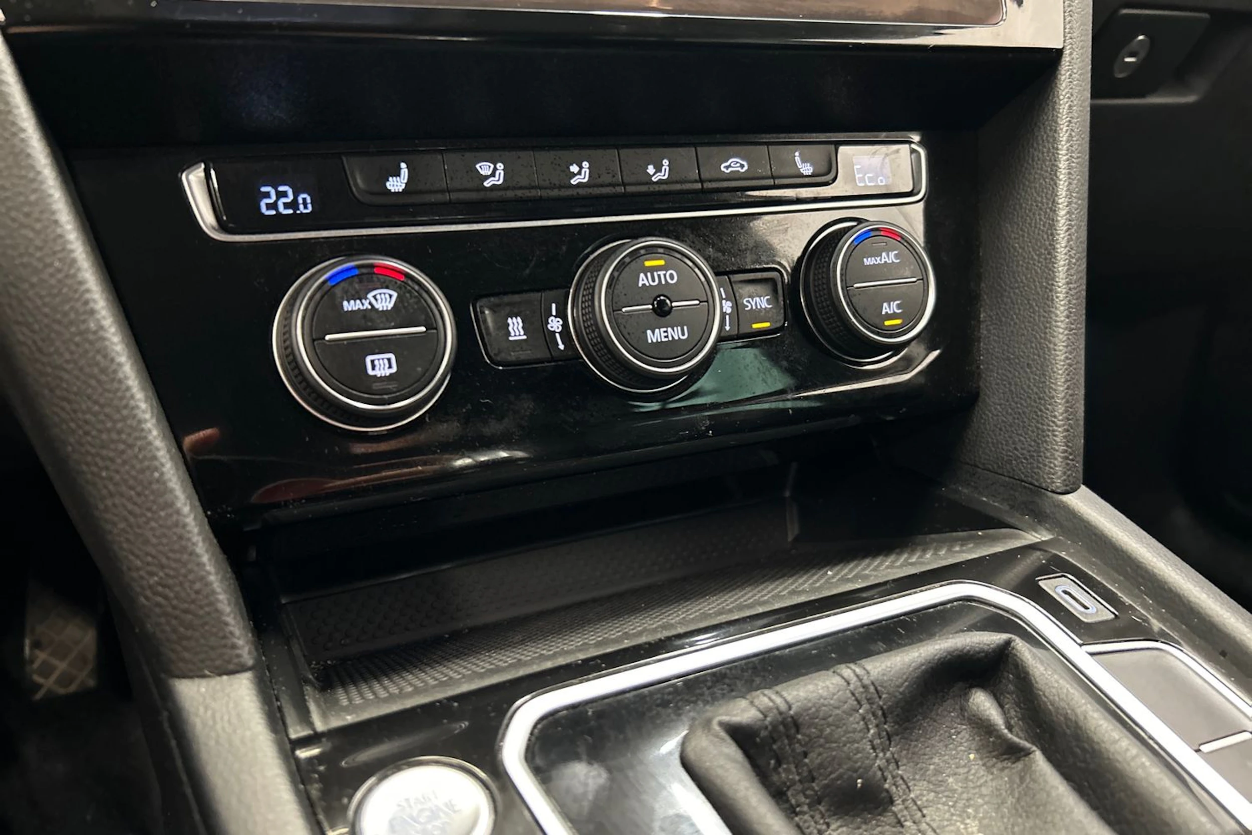 valkoinen Volkswagen Passat 2020 kuva 25.