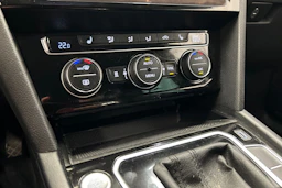 valkoinen Volkswagen Passat 2020 kuva 25.
